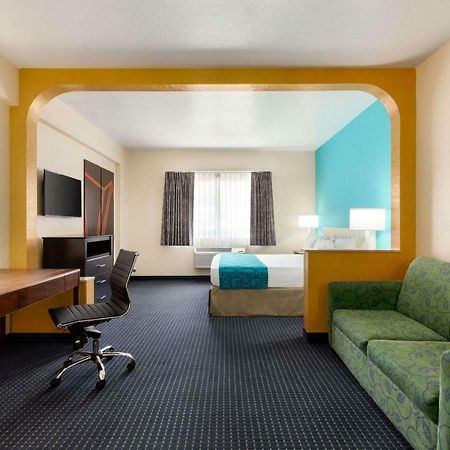 Howard Johnson By Wyndham San Antonio Hotel & Suites Eksteriør bilde