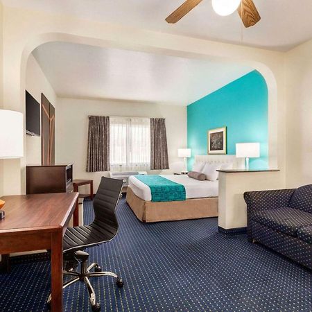 Howard Johnson By Wyndham San Antonio Hotel & Suites Eksteriør bilde