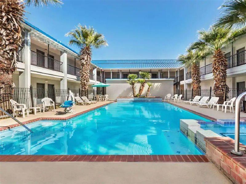 Howard Johnson By Wyndham San Antonio Hotel & Suites Eksteriør bilde