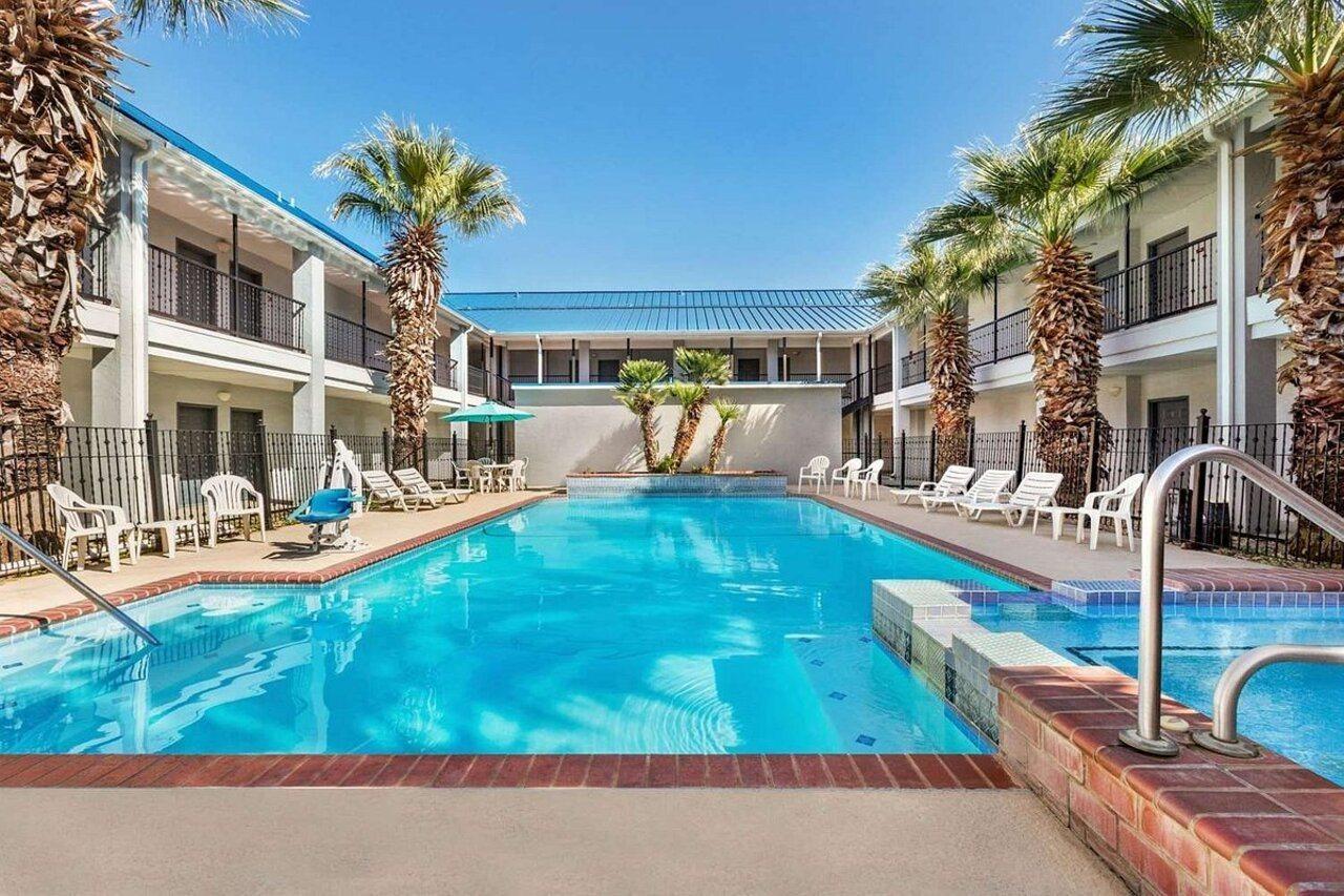 Howard Johnson By Wyndham San Antonio Hotel & Suites Eksteriør bilde
