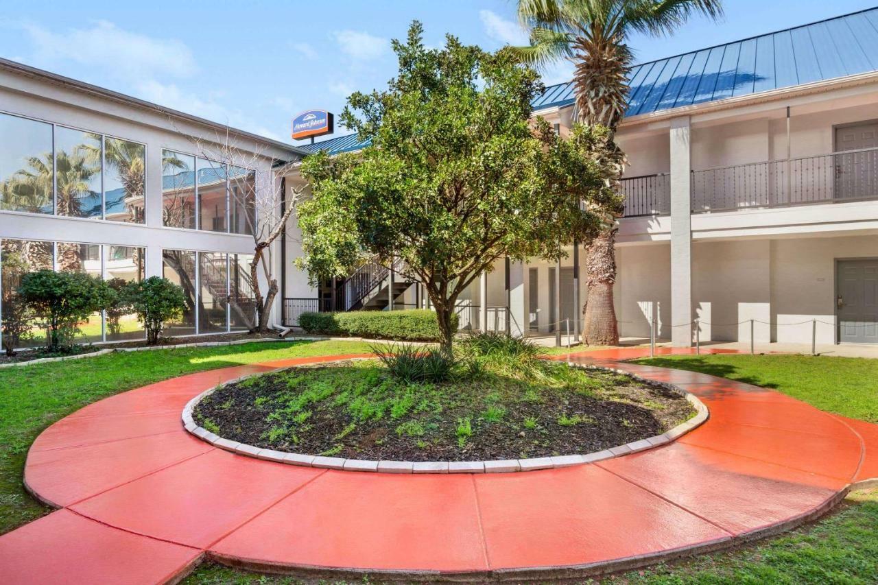 Howard Johnson By Wyndham San Antonio Hotel & Suites Eksteriør bilde
