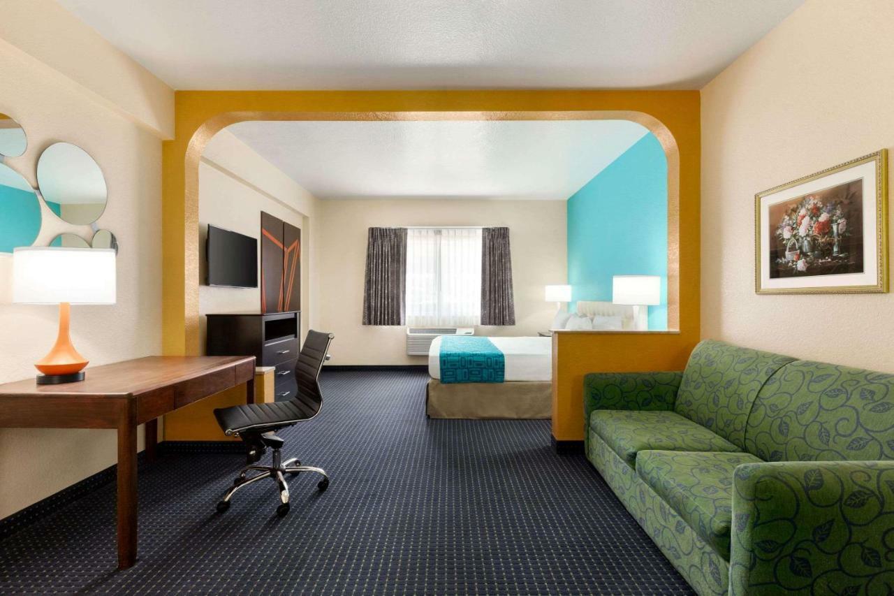 Howard Johnson By Wyndham San Antonio Hotel & Suites Eksteriør bilde