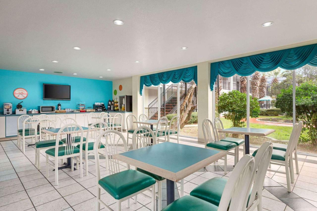 Howard Johnson By Wyndham San Antonio Hotel & Suites Eksteriør bilde