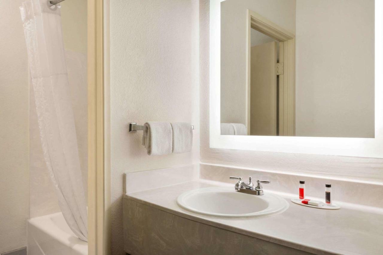 Howard Johnson By Wyndham San Antonio Hotel & Suites Eksteriør bilde