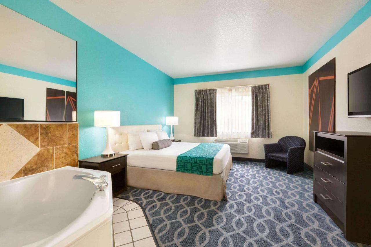 Howard Johnson By Wyndham San Antonio Hotel & Suites Eksteriør bilde