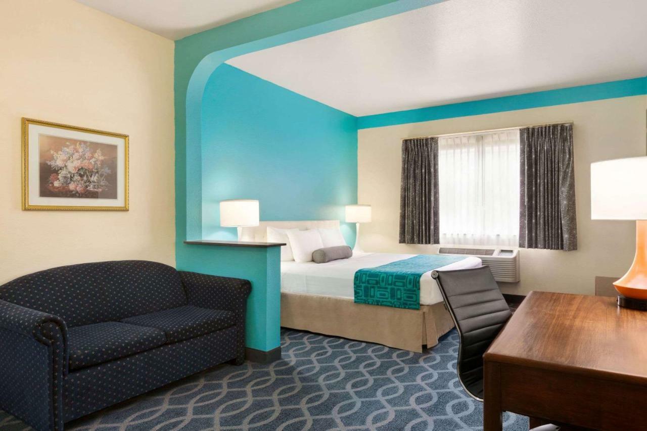 Howard Johnson By Wyndham San Antonio Hotel & Suites Eksteriør bilde
