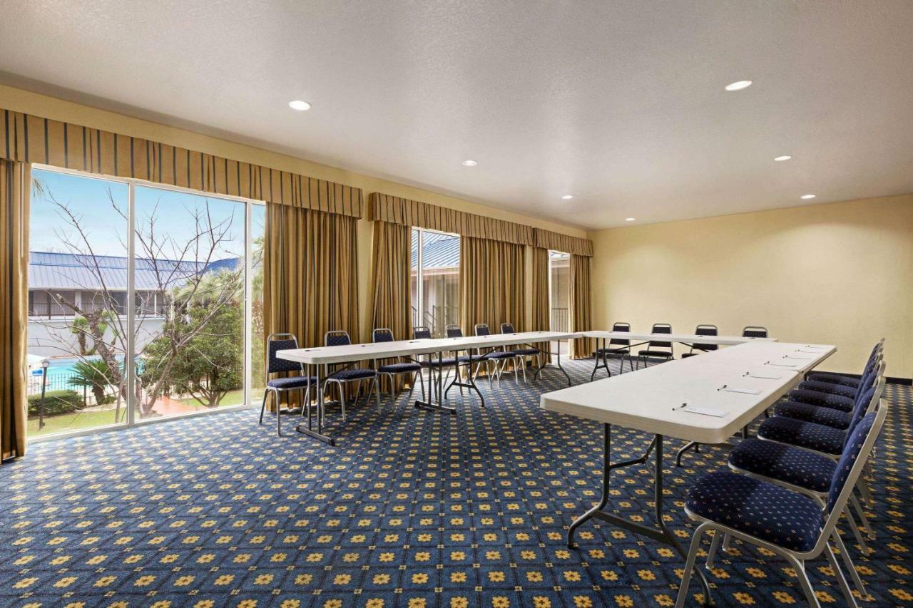 Howard Johnson By Wyndham San Antonio Hotel & Suites Eksteriør bilde
