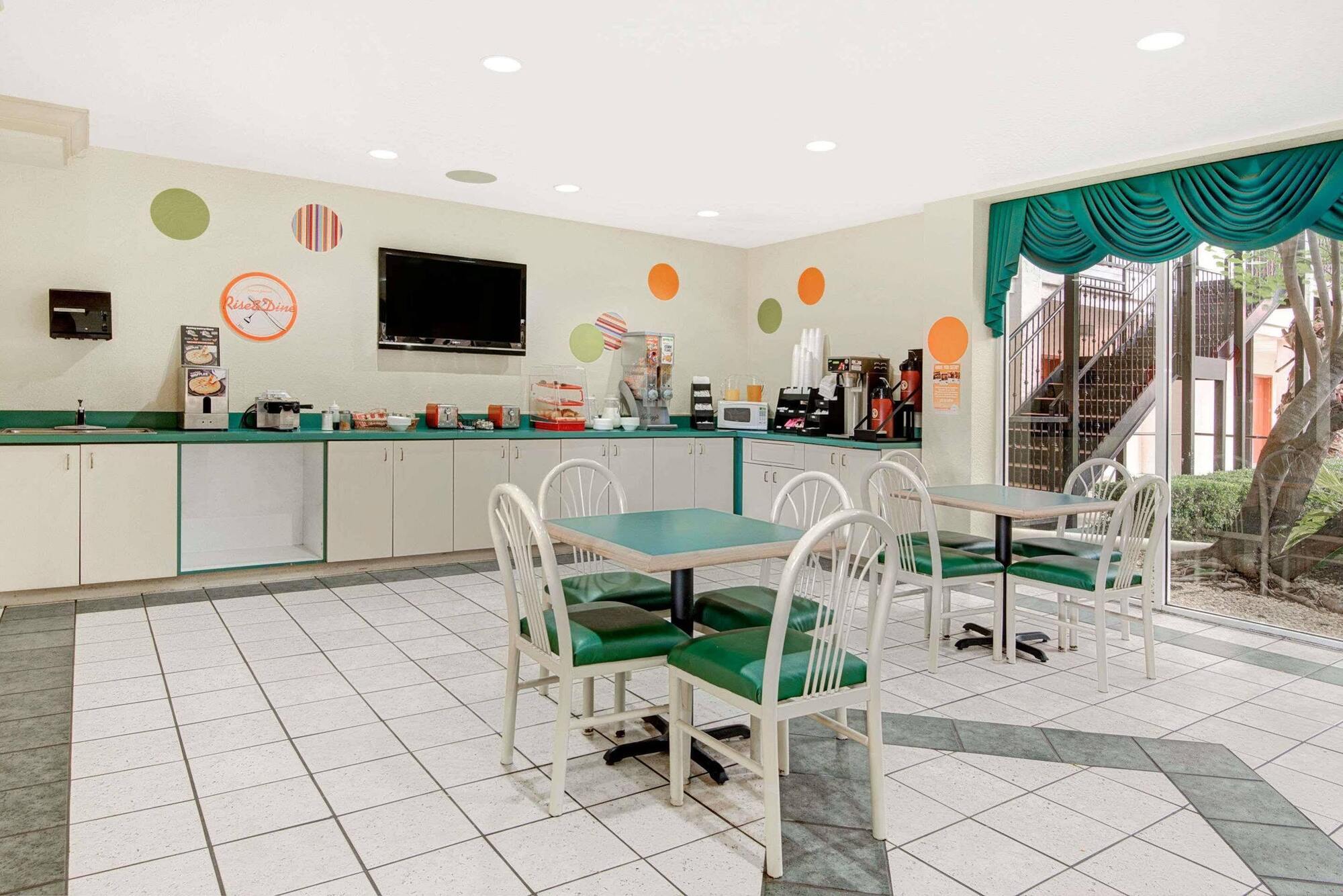 Howard Johnson By Wyndham San Antonio Hotel & Suites Eksteriør bilde