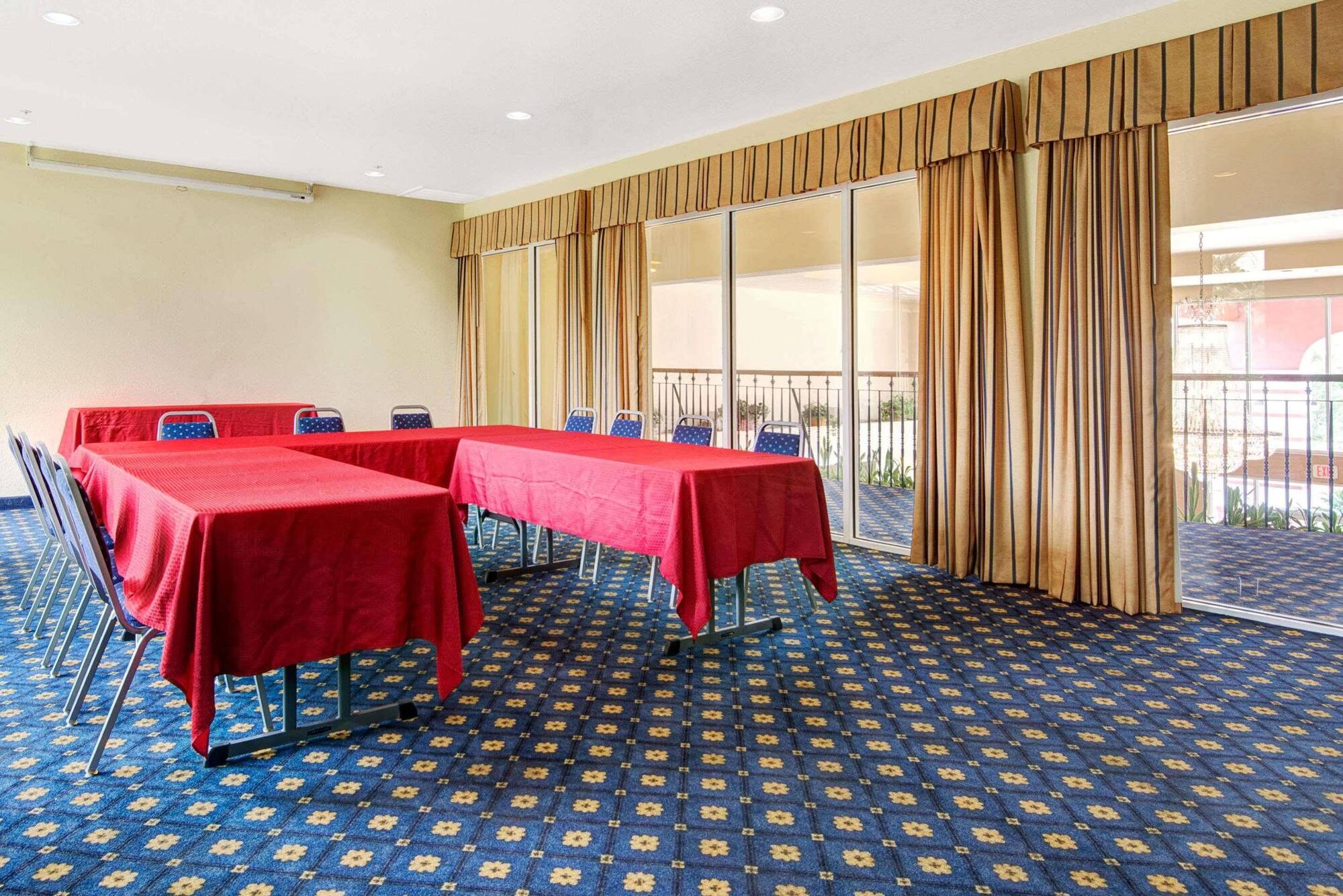 Howard Johnson By Wyndham San Antonio Hotel & Suites Eksteriør bilde